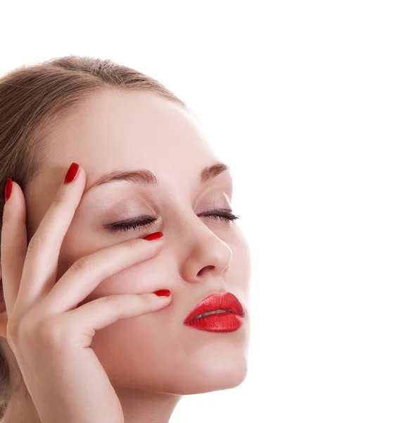 Ritratto donna di bellezza con manicure luminosa rossa su backgrou bianco — Foto Stock