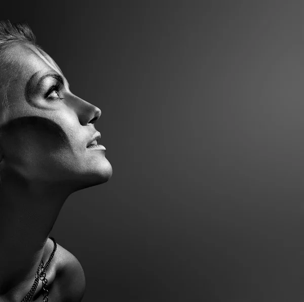 Yakın çekim gümüş bodyart - bw im ile güzel bir kadın portresi — Stok fotoğraf
