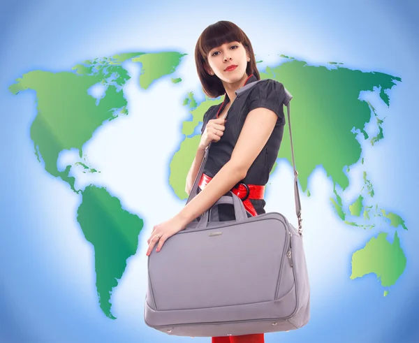 Şık kadın dünya harita arka plan üzerinde seyahat — Stok fotoğraf