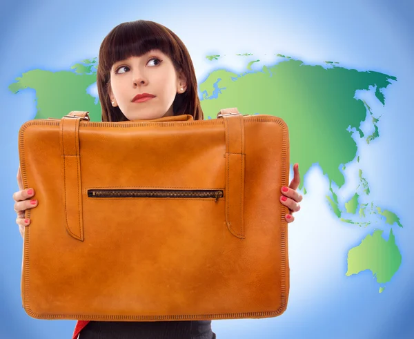 Kobieta młody turysta z bagażem na tle mapy świata — Zdjęcie stockowe