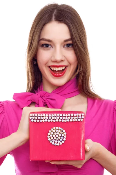 Jovem mulher com caixa-de-rosa nas mãos a sorrir — Fotografia de Stock
