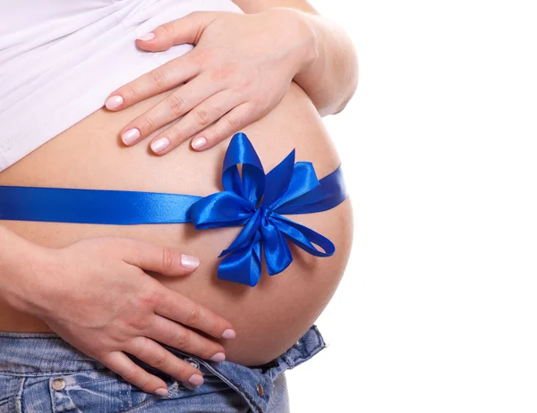 Schwangere umarmt ihren Bauch isoliert — Stockfoto