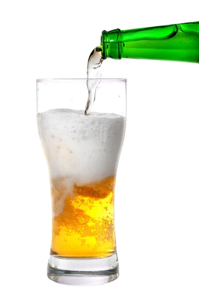 Μπίρα, ρίχνει από πράσινο μπουκάλι στο ποτήρι που απομονώνονται σε λευκό — Φωτογραφία Αρχείου