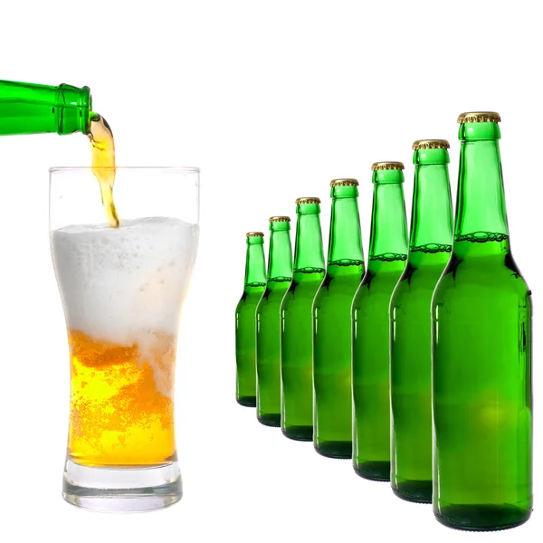 Butelki i kieliszki z piwem na białym tle — Zdjęcie stockowe