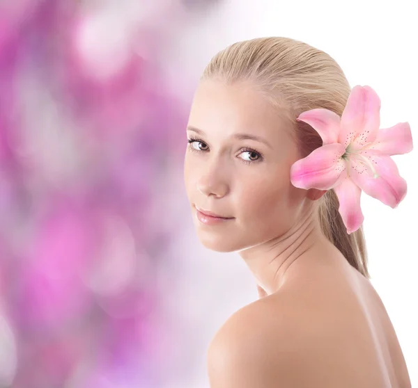 Szép fiatal szőke nő, liliom virág — Stock Fotó