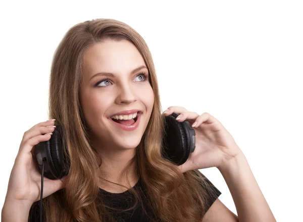 Atraktivní usmívající se žena se sluchátky na bílém pozadí — Stock fotografie
