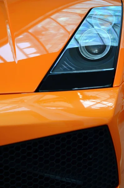 Une voiture de sport orange — Photo