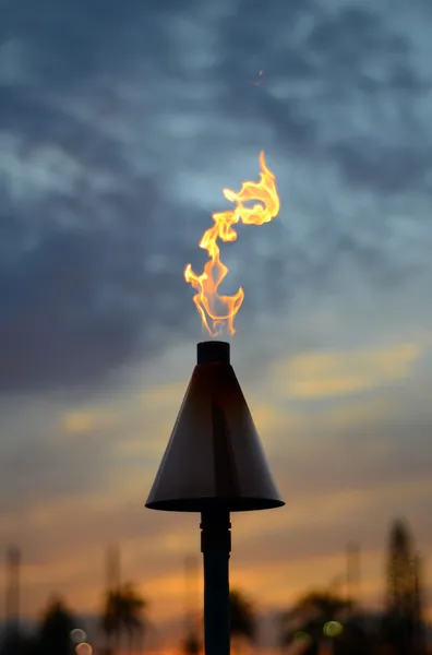 Une torche Tiki Hawaï au coucher du soleil — Photo