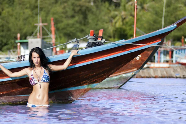 Sexy dama posando en el agua — Foto de Stock