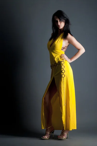 Красивая Дама Желтом Платье — стоковое фото