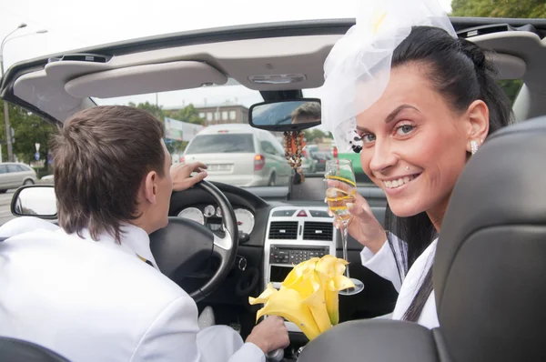 Bruden och brudgummen i cabrio Stockbild