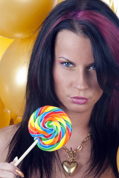 Сексуальна дівчина з цукерками — стокове фото