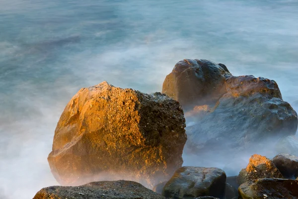 Piedras en el agua de mar — Foto de Stock