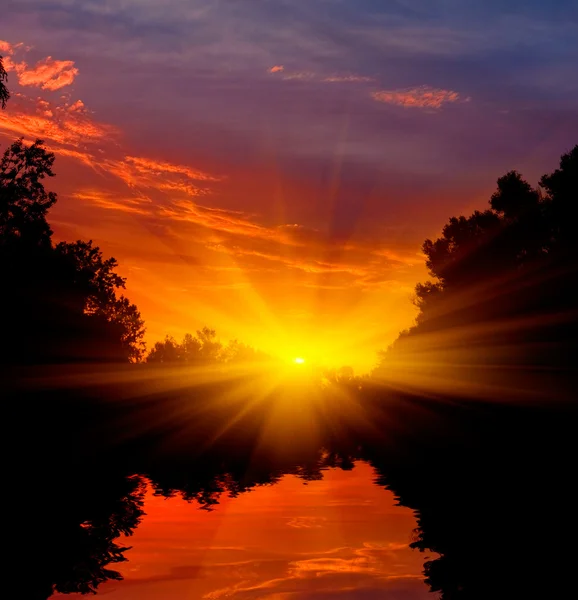 川に沈む夕日 — ストック写真