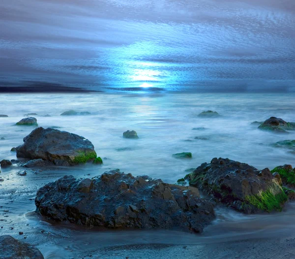 Ночная сцена на море — стоковое фото