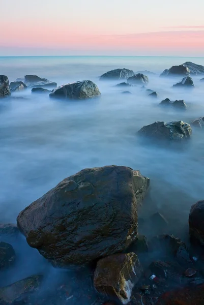 Мокрые камни в море — стоковое фото