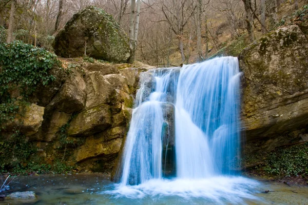 Nice vattenfall i höst skog — Stockfoto