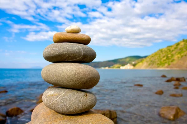 Ισορροπημένη πέτρες στην παραλία θάλασσας — Φωτογραφία Αρχείου