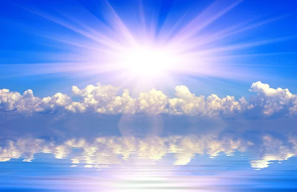Солнечный свет над водой — стоковое фото