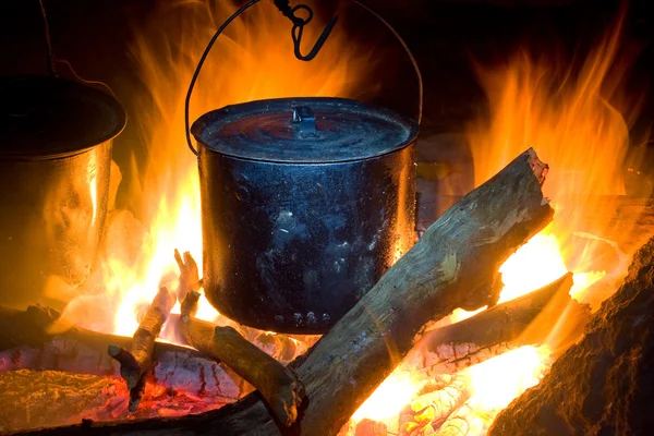 Tourists kettle on campfire — Stock Photo, Image