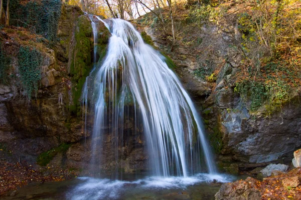 Wasserfall im Herbstwald — Stockfoto