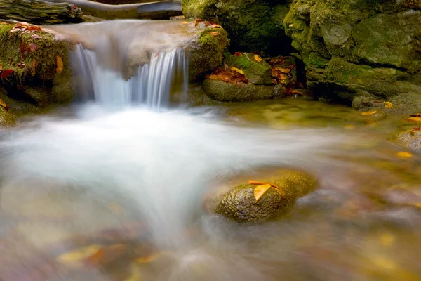 Stream in berg rivier — Stockfoto