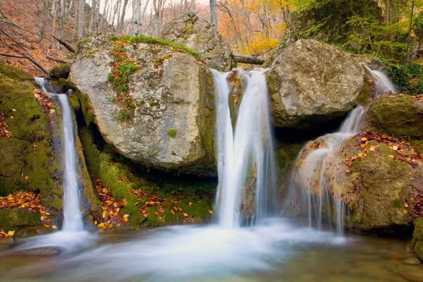 Хороший водопад в лесу — стоковое фото