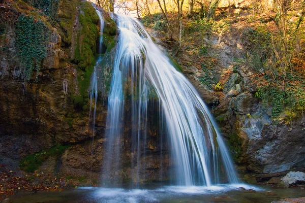 Vodopád v krymské lese — Stock fotografie