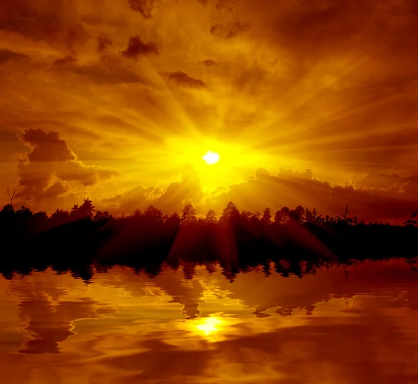 Pôr do sol quente sobre o lago — Fotografia de Stock