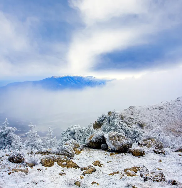 En las montañas en invierno — Foto de Stock