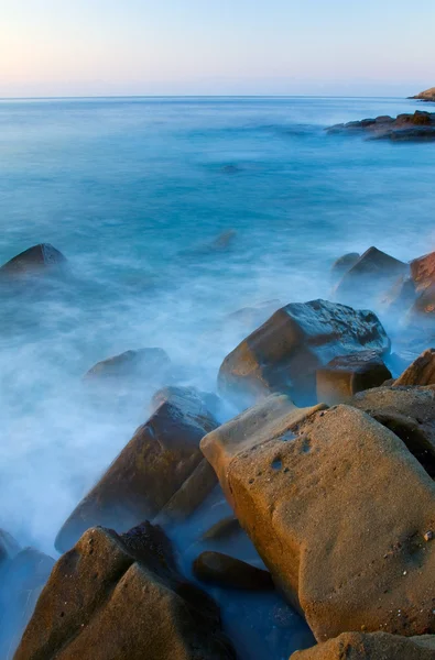 Камни на морском побережье — стоковое фото
