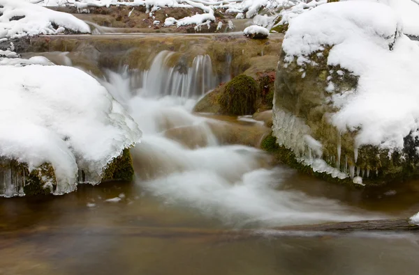 Cachoeira na floresta de inverno — Fotografia de Stock