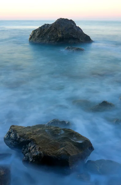 Pedras na água do mar — Fotografia de Stock
