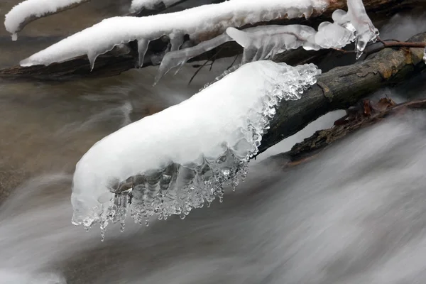 Potok v zimním lese — Stock fotografie