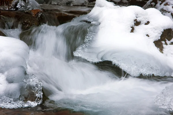 Pequeña cascada en invierno — Foto de Stock