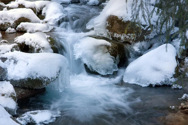 Зимний Поток Среди Снежных Камней — стоковое фото