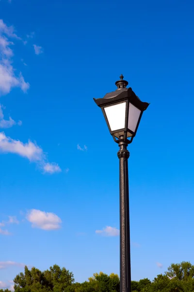 Mavi Gökyüzü Arka Planında Sokak Lambası — Stok fotoğraf