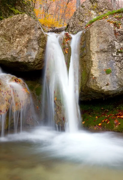 Petite cascade dans la forêt d'automne — Photo