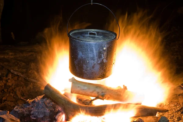 Туристический чайник в огне — стоковое фото