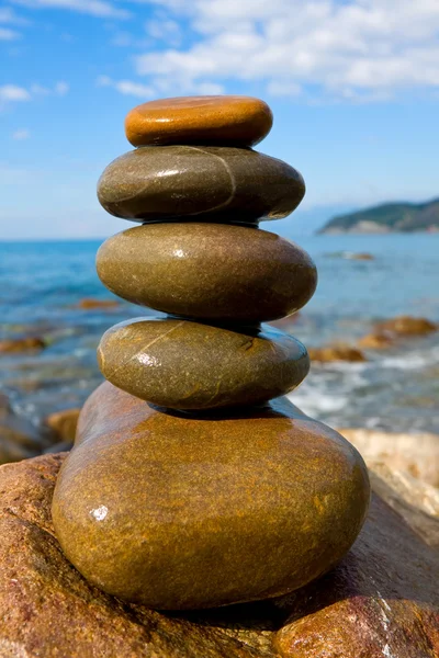 Pedras molhadas equilibradas — Fotografia de Stock