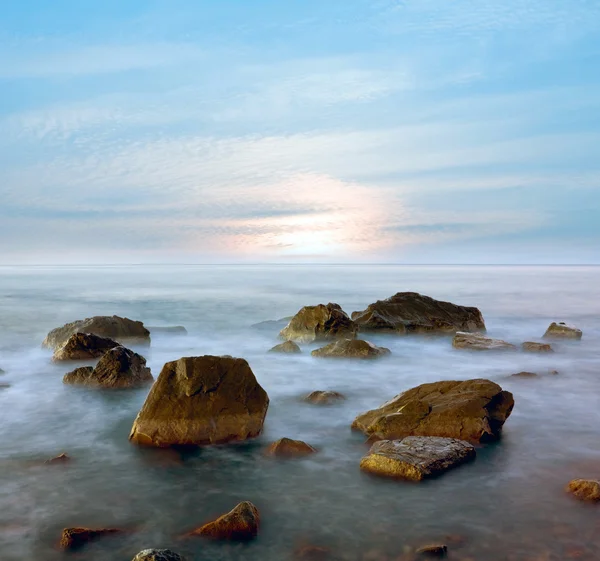 海上的清晨 潮湿的石头 在水中 — 图库照片