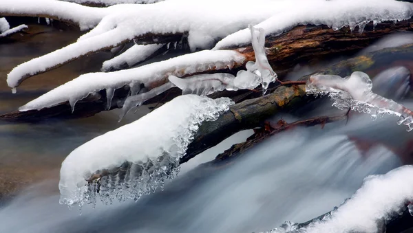 Зимний поток — стоковое фото