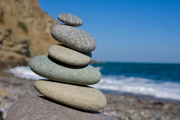 Evenwichtige stenen op zee strand — Stockfoto