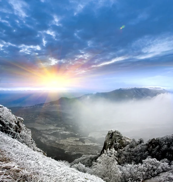Ηλιοφάνεια στα βουνά του χειμώνα — Φωτογραφία Αρχείου