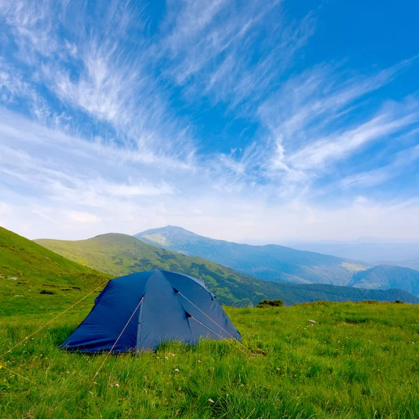 Tenda de turistas na montanha — Fotografia de Stock