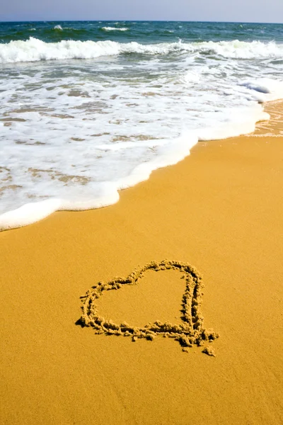 Coeur signe sur mer plage — Photo