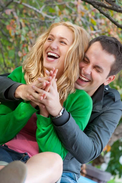Mooie jonge gelukkige paar — Stockfoto