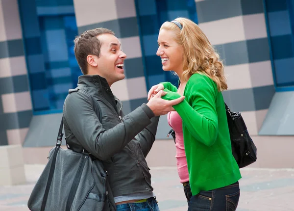 Dois jovens atraentes se conheceram na rua — Fotografia de Stock