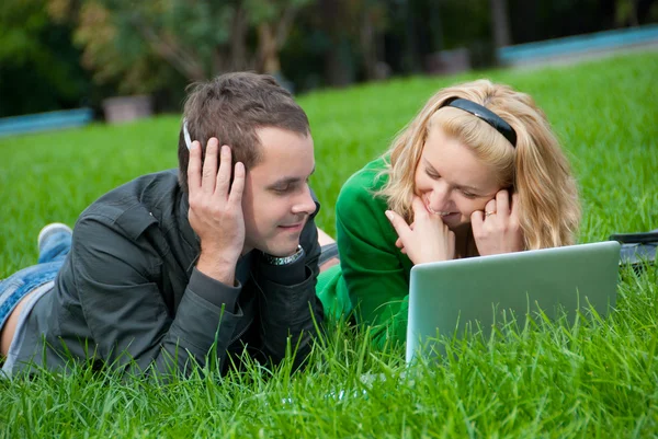 Young couple relax and listen to music — Stock Photo, Image