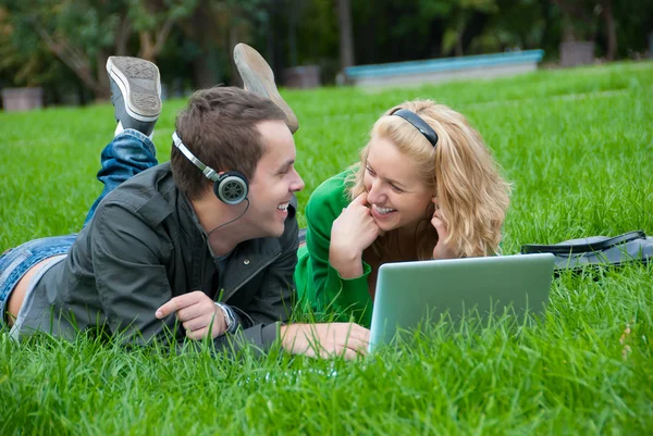 Νεαρό ζευγάρι να χαλαρώσετε και να ακούσετε μουσική — Φωτογραφία Αρχείου
